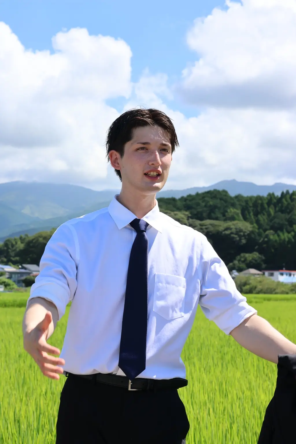 裾野の風景の中で話す星野ひろみ